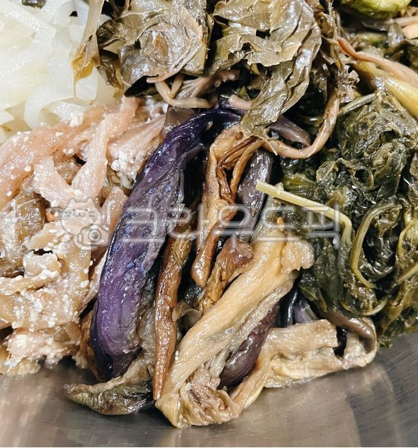 stirfried dried eggplant greens,Daeboreum vegetables,vegetables,food,stirfried eggplant greens,stirfried dried eggplant,dried eggplant greens,meal,full moon food,eggplant greens,Daeboreum food,stirfry,stirfried vegetables,stirfried eggplant,food for the f