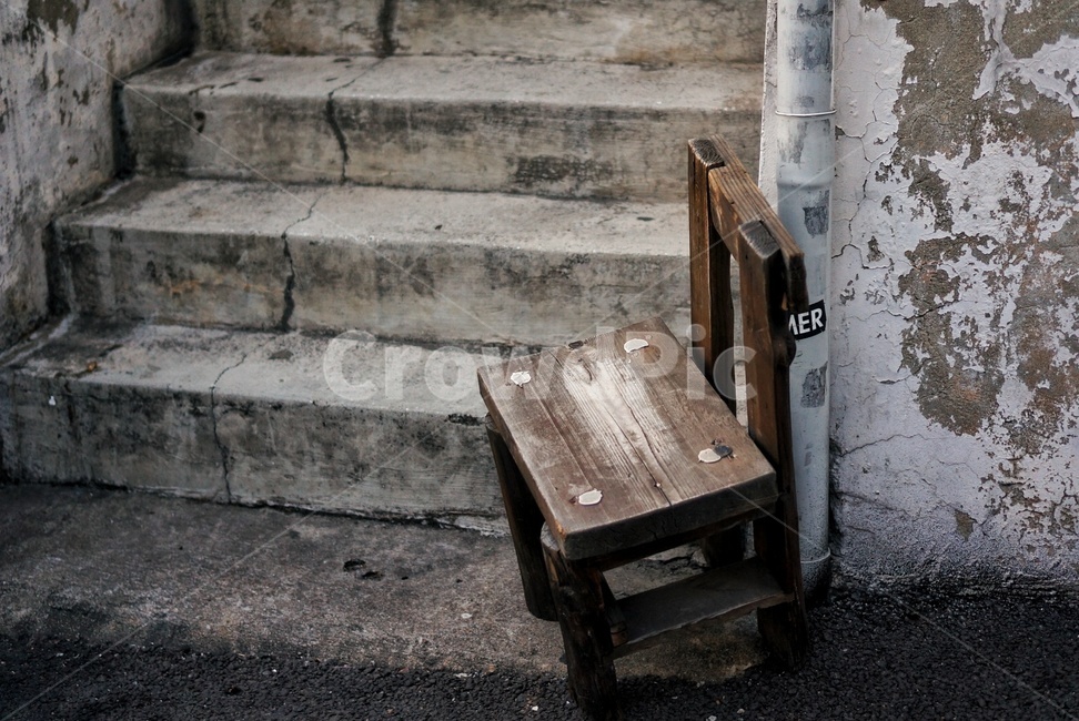 old,chair,의자,갈색,낡은의자,색바랜의자,brownchair,brown,stairs,계단옆의자,계단,전봇대에기댄의자,이태원