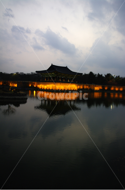 안압지,연못,경주,건축,지붕,traditional,전통,조명,빛,하늘,구름,풍경,야경,밤,풍경,nightscape,night,landscape,한국전통,한국문화,korean traditional,korean culture,랜드마크,landmark,tourist attraction,한국랜드마크,한국관광지,한국명소,korea landmark,korea tourist attraction,건축물,건물외관,exterior,building,structure,architecture,construction