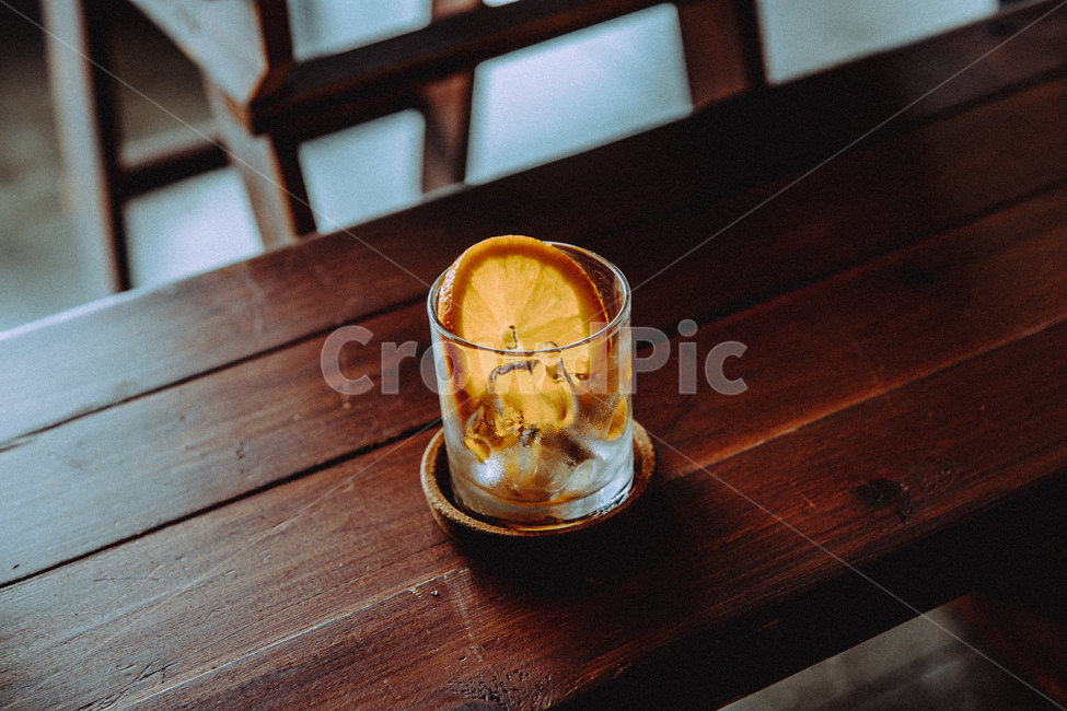 글래스,유리잔,컵,자몽,과일,tea,drink,나무의자,나무,wood,음료수,drink,beverage
