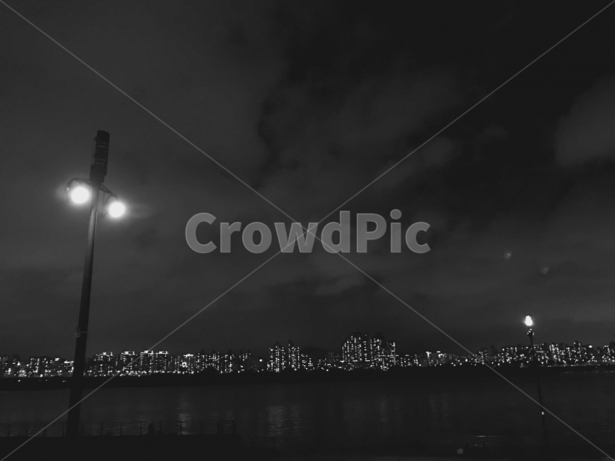 흑백,가로등,한강,여름,불빛,야경,밤,풍경,nightscape,night,landscape,도시,city,흑백,모노톤,monochrome,black and white,lighting,조명,nature,자연,weather,날씨,outdoors,옥외