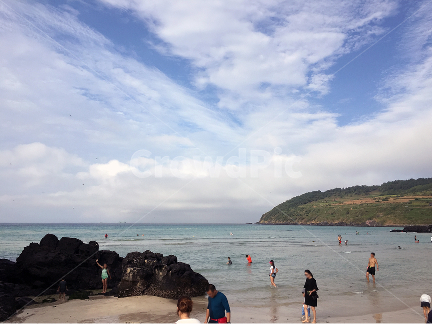 제주도,제주,바다,해안가,함덕해수욕장,함덕,해수욕장,자연,풍경,nature,landscape,한국자연풍경,한국자연경관,korea nature landscape,해변,바다,beach,sea,제주도,jeju,jeju island,사람들,대중,군중,other people,crowd,여행,휴가,traveling,vacation,trip,person,사람,human,인간,outdoors,옥외,land,땅,ocean,대양,water,물,shoreline,해안선,promontory,곶