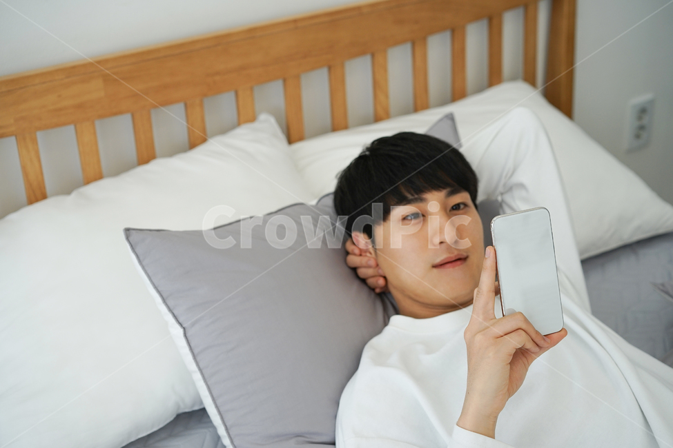 침대,침실,방,실내,집,하우스,남자,남성,이불,bed,휴식,휴일,핸드폰,휴대폰,모바일,집돌이,집콕,방구석,일상,사람,인물,인간,human,person,남성,남자,man,male