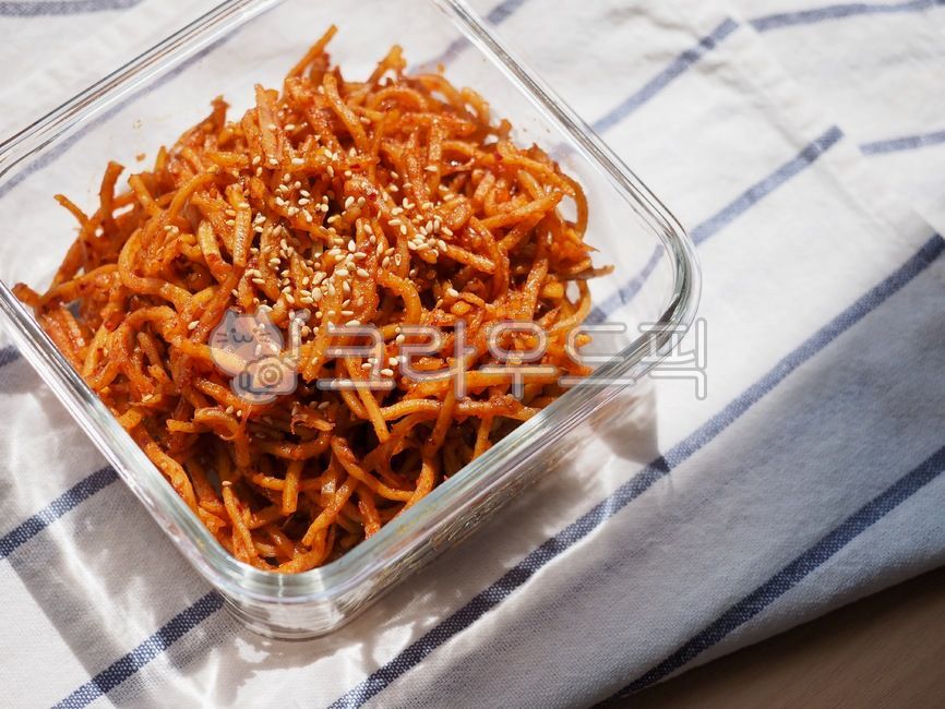 음식,오징어채볶음,말린오징어채,오징어,반찬,한국음식,아시아음식,매운음식,빨강,유리용기,유리,깨소금,food,stirfriedsquid,driedsquid,squid,sidedish,koreanfood,asianfood,spicyfood,red,glasscontainer,glass,sesamesalt