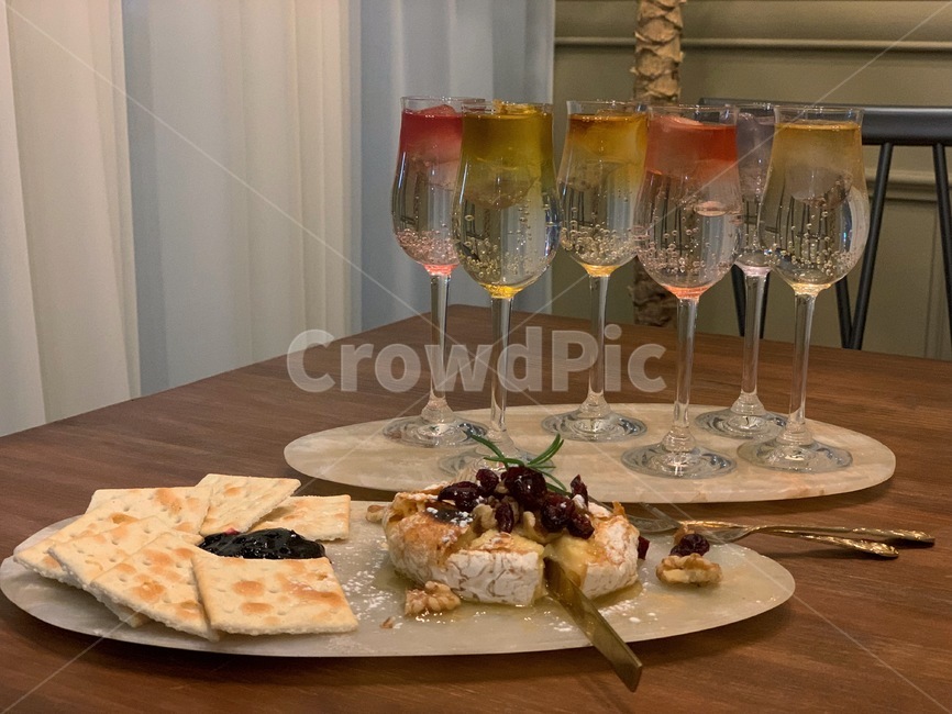 칵테일,칵테일바,까망베르,치즈,카나페,잼,bar,술집,크랜베리,분위기,감성,티칵테일,잔,칵테일잔,술잔,술,알콜,안주,까망베르치즈