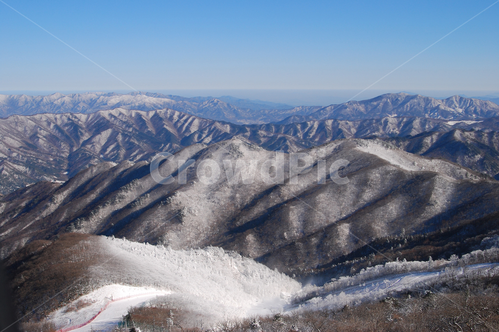 산,덕유산,풍경,겨울,눈,설경,설원,자연,스노우,산맥,맑은,날씨,스키장,정상,국립공원,겨울산,설산,고산,계절,겨울풍경,무주,무주군,전북,전라북도,한국,겨울,계절,winter,season,자연,풍경,nature,landscape,한국자연풍경,한국자연경관,korea nature landscape,outdoors,옥외,mountain,mountain range,ice,빙