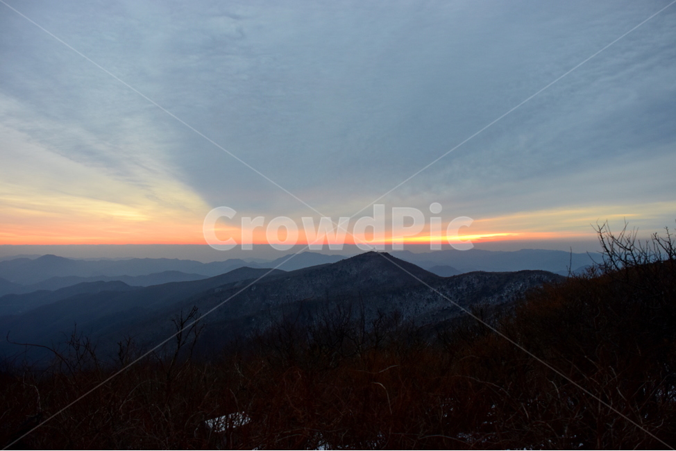 태백산,여명,일출,겨울,풍경,mountain,nature,landspace,신비로운,경이로운,아름다운,비경,계절,자연,outdoors,옥외,mountain range,산맥,산,sunset,일몰,sky,하늘,dusk,황혼,red sky,붉은 하늘,dawn,새벽