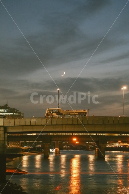 런던,유럽,야경,런던브릿지,버스,감성,달,초승달,가로등,도시,풍경,city,landscape,자연,nature,해외,외국,세계,foreign,oversea,world,야경,밤,nightscape,night,road,도로