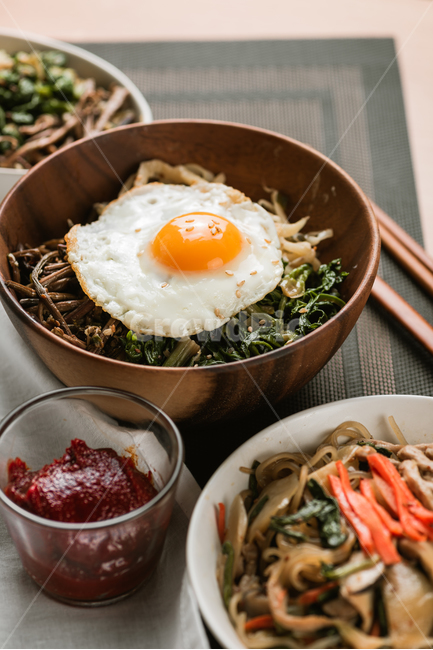 비빔밥,한국전통음식,계란후라이,계란프라이,도라지,고사리,시금치,건강한,웰빙푸드,한식,음식,식재료,요리,food,cook,meal,dishes,food reserves,한식,한국음식,한국요리,korean food,korean dishes,korean meal,korean cook
