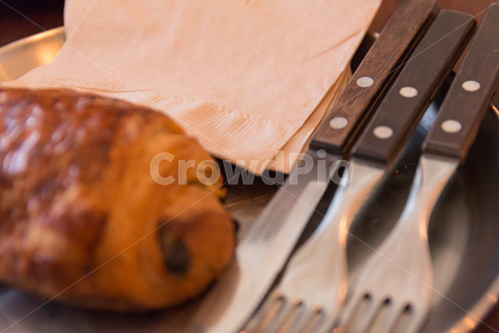 카페,베이커리카페,빵,베이커리,음식,디저트,맛있는,포크,나이프,쟁반,커트러리,뺑오쇼콜라,패스트리,달콤한,부드러운,제과,제빵,간식,후식,휴식,음식,식재료,요리,food,cook,meal,dishes,food reserves,빵,bread,디저트,간식,후식,dessert,snack