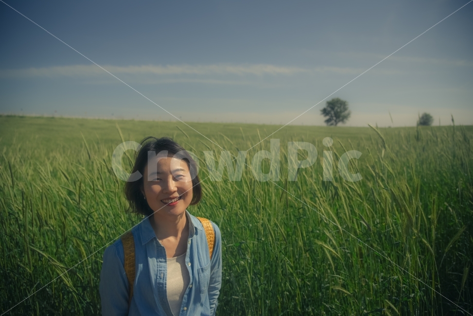 자연,인물,나무,호밀밭,청보리밭,초록,하늘,풍경,여행,국내여행,자연,풍경,nature,landscape,사람,인물,인간,human,person,얼굴표정,facial expression,face,여성,여자,woman,female,lady,감정표현,기분,feeling,emotion,여행,휴가,traveling,vacation,trip