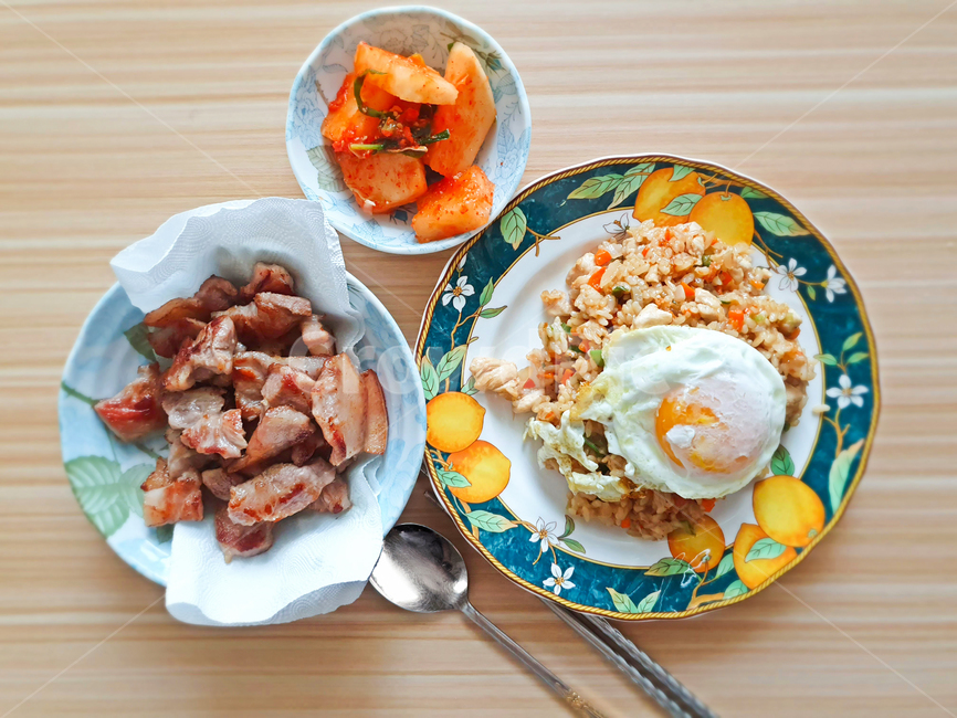 chicken breast,Radish kimchi,fried egg,lunch,egg,plate,pork,Vegetable Fried Rice,food,meal,Simple cooking,fried rice,Spoon,Plating,loin meat,cooking
