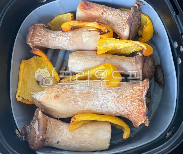 통새송이버섯구이,새송이버섯구이,버섯구이,새송이버섯,버섯,파프리카,에어프라이어,에어프라이어요리,에어프라이어구이,구이,식물,야채,채소,food,dish,cook,plant