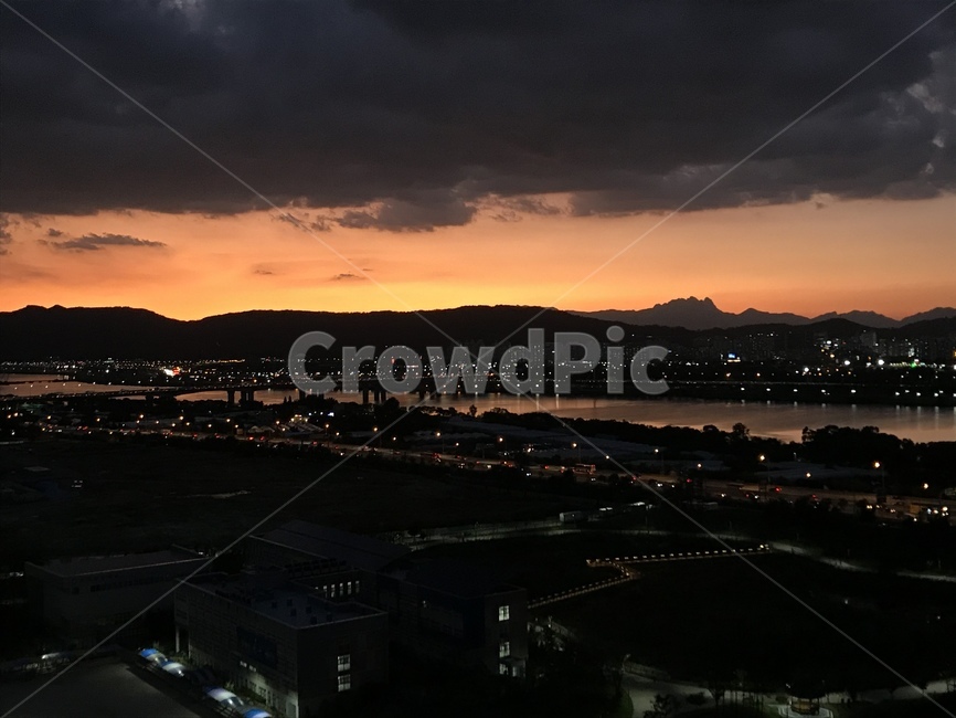 nature,자연,야외,노을,먹구름,풍경,경치,창문,저녁,밤,야경,밤,풍경,nightscape,night,landscape