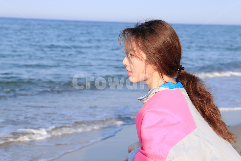 바다,여자,옆모습,얼굴,웃는얼굴,미소,윙크,girl,trip,여행,바람,사람,인물,인간,human,person,여성,여자,woman,female,lady