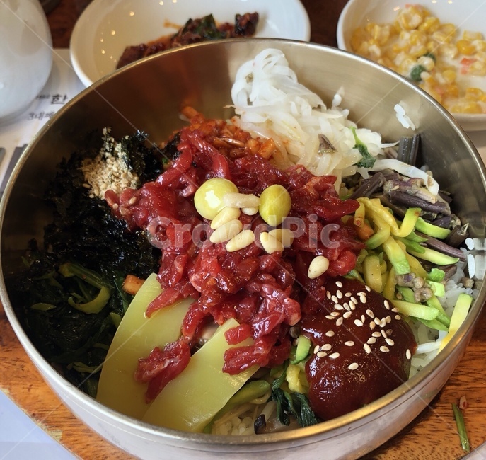 육회비빔밥,전주,비빔밥,고기,나물,채소,계란지단,애호박,고추장