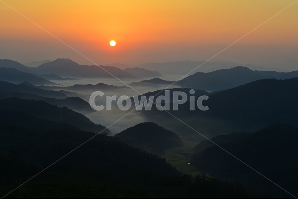 Seogwang Ranch sunrise,mountainrange,active acid,scene,mountain,Jeonnam,sight,Yeongam,sky,red sky,nature,mountain range,morning,Seogwang Ranch,outdoors,redsky,dawn,Sunrise,sunrise at active mountain