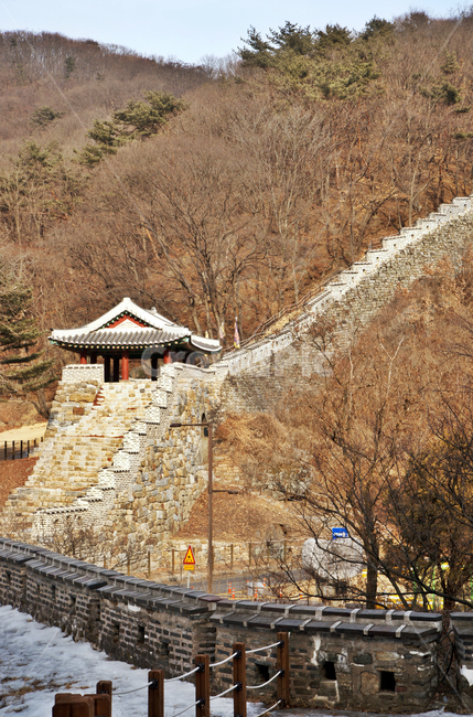 남한산성,동문,성곽,전각,성벽,유적,방어시설,조선시대,겨울,계절,winter,season,한국전통,한국문화,korean traditional,korean culture,랜드마크,landmark,tourist attraction,한국랜드마크,한국관광지,한국명소,korea landmark,korea tourist attraction,건축물,건물외관,exterior,building,structure,architecture,construction