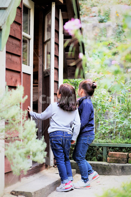 자매,소녀,청바지,girl,sisters,초등학생,오두막,사람,인물,인간,human,person,어린이,어린아이,child,children,kid