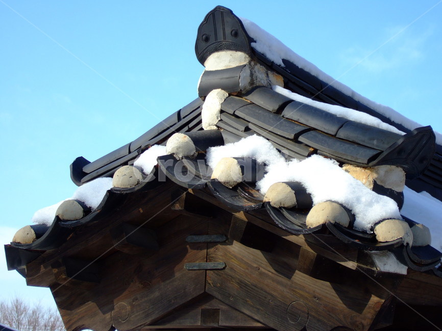 한옥,겨울,눈,한국,전통집,기와,koreanstylehouse,oriental,winter,snow,tileroofedhouse,한국전통,한국문화,korean traditional,korean culture,건축물,건물외관,exterior,building,structure,architecture,construction
