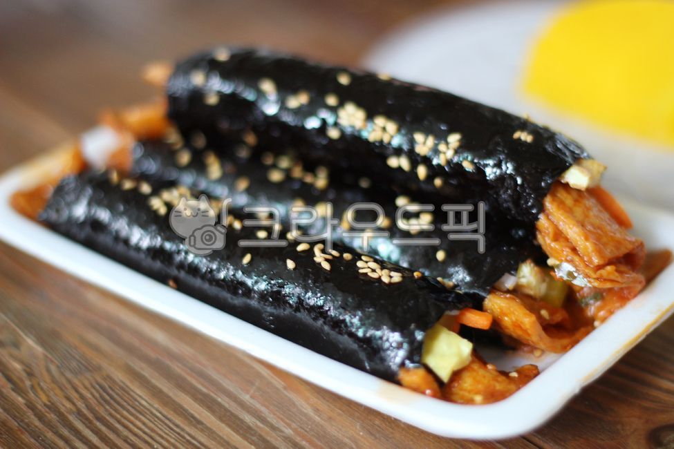 꼬마김밥,김밥,어묵김밥,매운어묵김밥,밥,식사,분식,매운김밥,김,분식요리,매운어묵,한식,매운음식,간편식,한국음식,길거리음식,야식,한끼식사,집밥,김요리,한식요리,도시락,가정식,밥요리,푸드스타일링,클로즈업,음식사진,포장음식,간식,분식집,음식,식재료,요리,food,cook,meal,dishes,food reserves