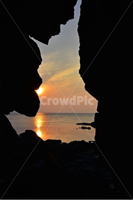 promontory,곶,nature,자연,outdoors,옥외,flare,플레어,light,빛,sunlight,햇빛,sea,바다,ocean,대양,water,물,shoreline,해안선,cave,동굴,해식동굴,영광,백수,백수해안,백수해안일몰,해식동굴일몰,노을,일몰,해넘이