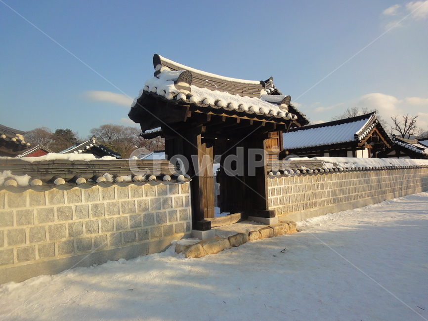 겨울,한옥,눈,전통,기와,winter,snow,koreansytlehouse,oldhouse,oriental,house,tileroofedhouse,겨울,계절,winter,season,한국전통,한국문화,korean traditional,korean culture,건축물,건물외관,exterior,building,structure,architecture,construction