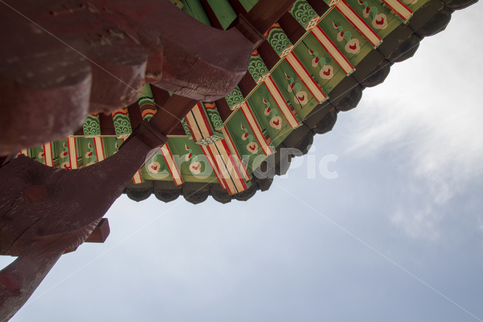 한국,고전,문화,지붕,무늬,나무,기와,하늘,구름,하늘색,흰색,갈색,배경,전통,랜드마크,Korea,Classic,Culture,roofs,patterns,trees,Tile,sky,clouds,skyblue,white,brown,background,tradition,landmark,한국전통,한국문화,korean traditional,korean culture,건축물,건물외관,exterior,building,structure,architecture,construction