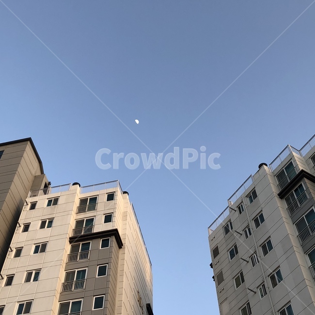 하늘,달,아파트,풍경,sky,야경,밤,풍경,nightscape,night,landscape,도시,city,town,high rise,고층 건물,building,건물,시티,urban,어반,apartment building,office building,사무실 건물