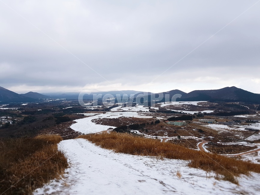 오름,겨울,갈대,억새,제주,자연,자연경관,jeju,jejuisland,구름,하늘,눈,snow,제주도,winter,nature,겨울,계절,winter,season,제주도,jeju,jeju island,land,땅,outdoors,옥외,plateau,고원,tundra,동토대