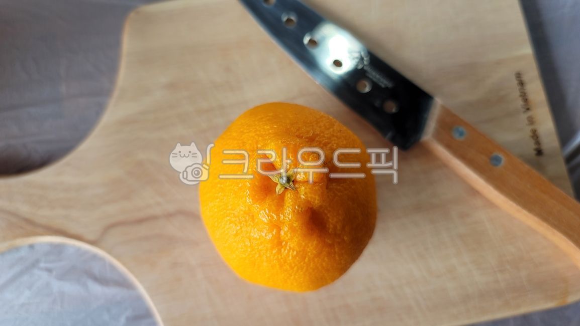 tap,citrus fruits,fruit,Hallabong,Orange,food,citrusfruit,orange,knife,cutting board