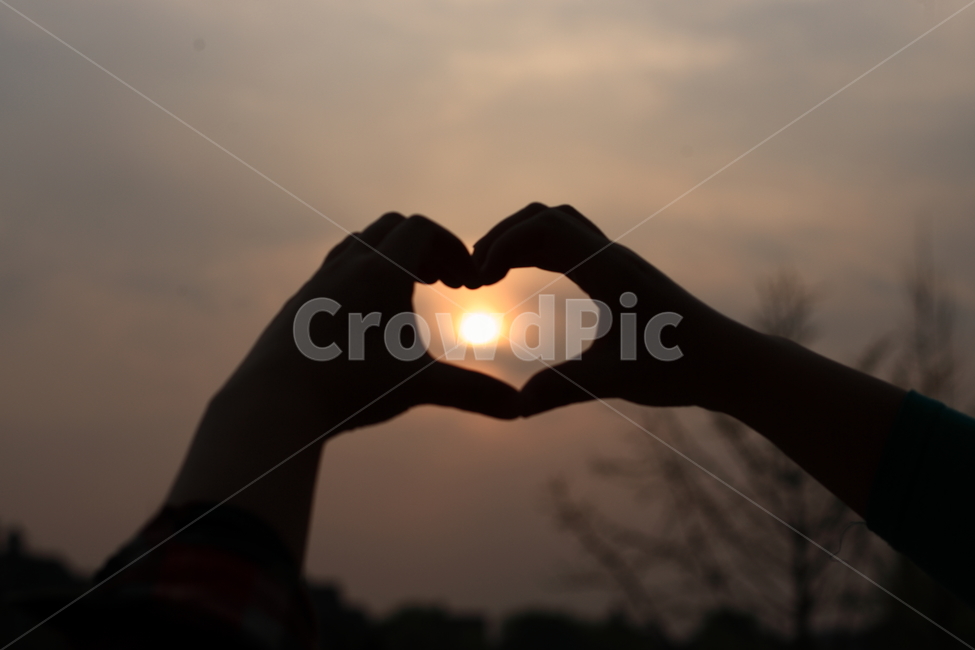 석양,해,일몰,하트,손,사람,인물,인간,human,person,신체일부,몸,body,손,제스처,표시,손짓,표현,gesture,hand,sign,expression,감정표현,기분,feeling,emotion,인물실루엣,사람실루엣,character silhouette,human silhouette,light,빛,flare,플레어