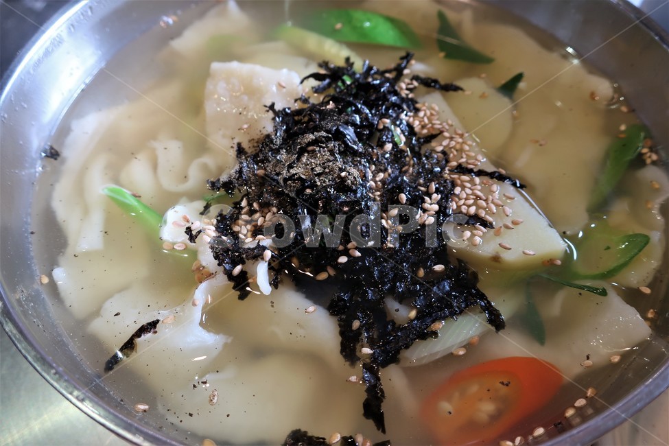 수제비,밀가루,반죽,음식,장국,감자,김가루,국물,서민,뜨더국,한식,음식,식재료,요리,food,cook,meal,dishes,food reserves,한식,한국음식,한국요리,korean food,korean dishes,korean meal,korean cook