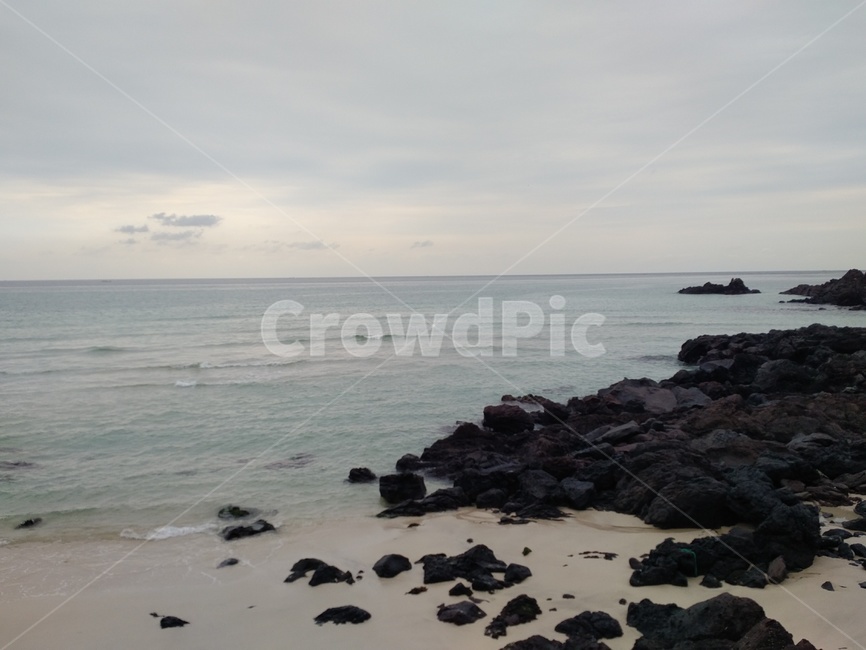 바다,해안가,해변가,잔잔한파도,해질녘,sea,shore,beach,wave,sunset,바위,돌들,rocks,고요한,모래사장,모래해변,sand,맑은바다,깨끗한바다,수평선,horizon