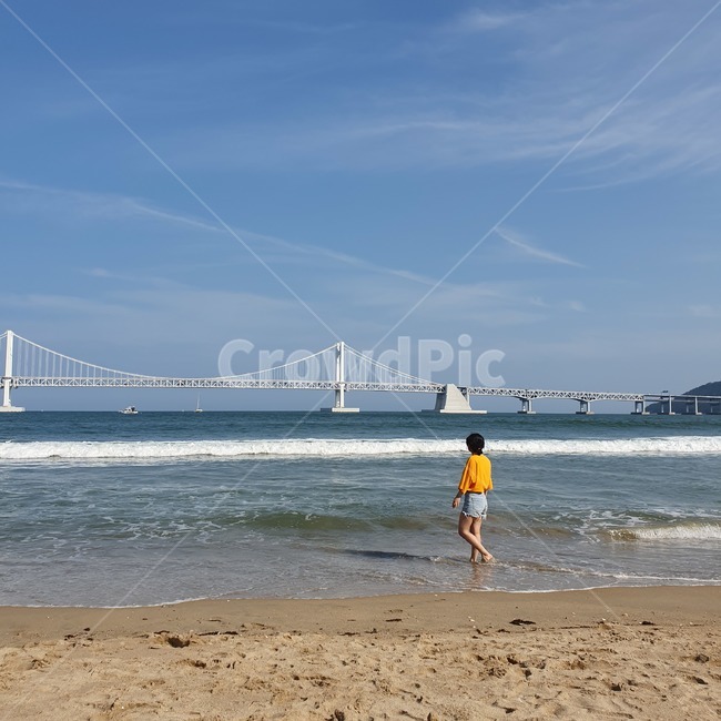 부산,바다,광안리,광안대교,백사장,푸른,파란색,구름,인물,여자,뒷모습,여행,행복,여름,바캉스,지평선,파도
