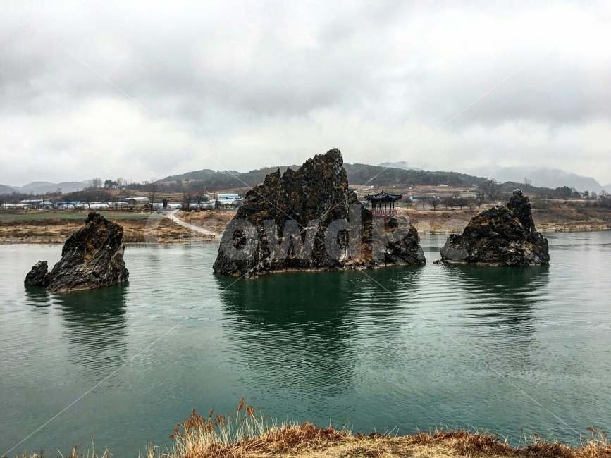 한국,충청북도,단양,8경,도담상봉,국내,여행,구름,배경,자연,풍경,nature,landscape,한국자연풍경,한국자연경관,korea nature landscape,outdoors,옥외,land,땅,water,물,shoreline,해안선,sea,바다,ocean,대양,promontory,곶,coast,연안,rock,록