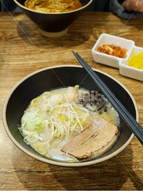 시로라멘,라멘,일본,일본음식,일본라면,라면,국물,젓가락,음식,식품,고기,국물음식,돼지고기,누들,국수,점심,점심식사,식사,음식,식재료,요리,food,cook,meal,dishes,food reserves,면류,면요리,noodles,일식,일본음식,일본요리,Japanese food,Japanese dishes,Japanese meal,Japanese cook
