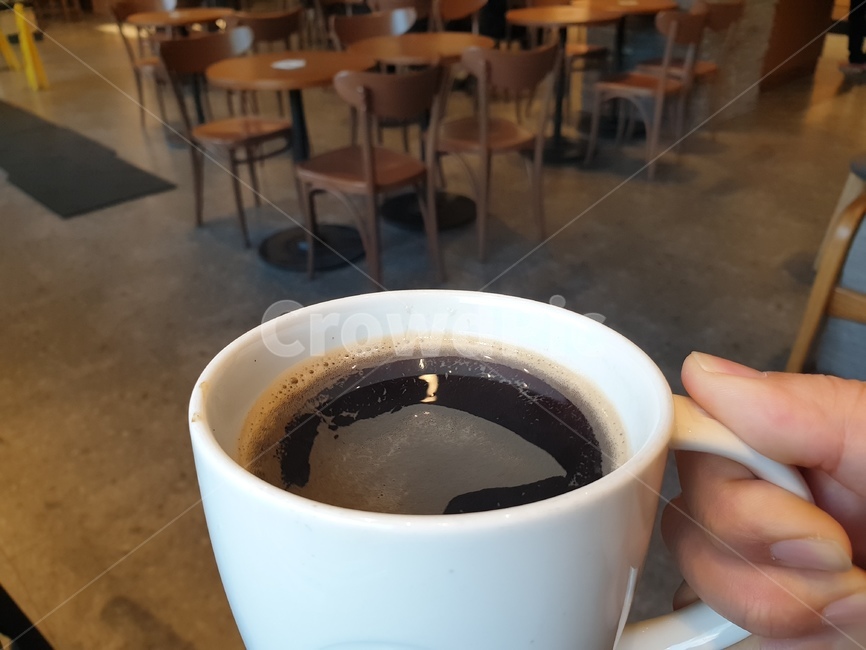 커피,컵,cup,머그잔,coffee,커피숍,커피점,테이블,table,의자,chair,손,hand,손동작,손가락,finger,사물,물건,오브젝트,object,커피,카페,coffee,cafe