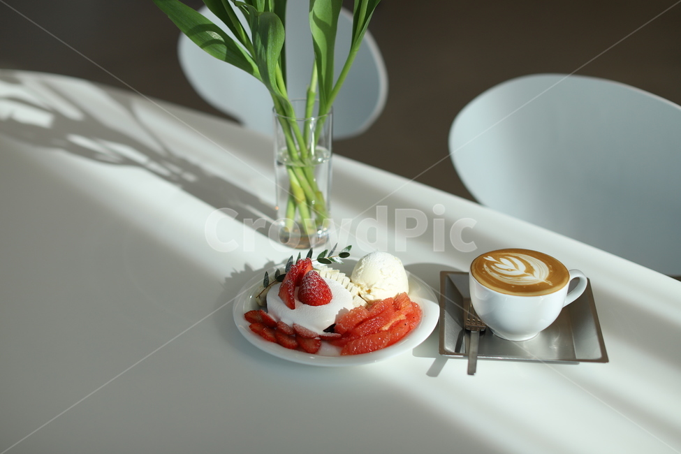 커피,라떼,라떼아트,빛,감성,cafe,coffee,컵,beverage,마실것,drink,음주,latte,꽃,테이블,그림자,음식,식재료,요리,food,cook,meal,dishes,food reserves,커피,카페,coffee,cafe