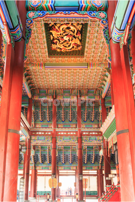 근정전,경복궁,정전,목조,문화재,국보,유적,서울,궁전,궁궐,조선,조선왕조,건축물,조선왕실,상징,용상,해,달,화려한,색채,붉은색,정사,정치,문화,문화유산,유산,무늬,문양,천장,기둥,붉은,인테리어,내부,한국전통,한국문화,korean traditional,korean culture,인테리어,실내디자인,interior design