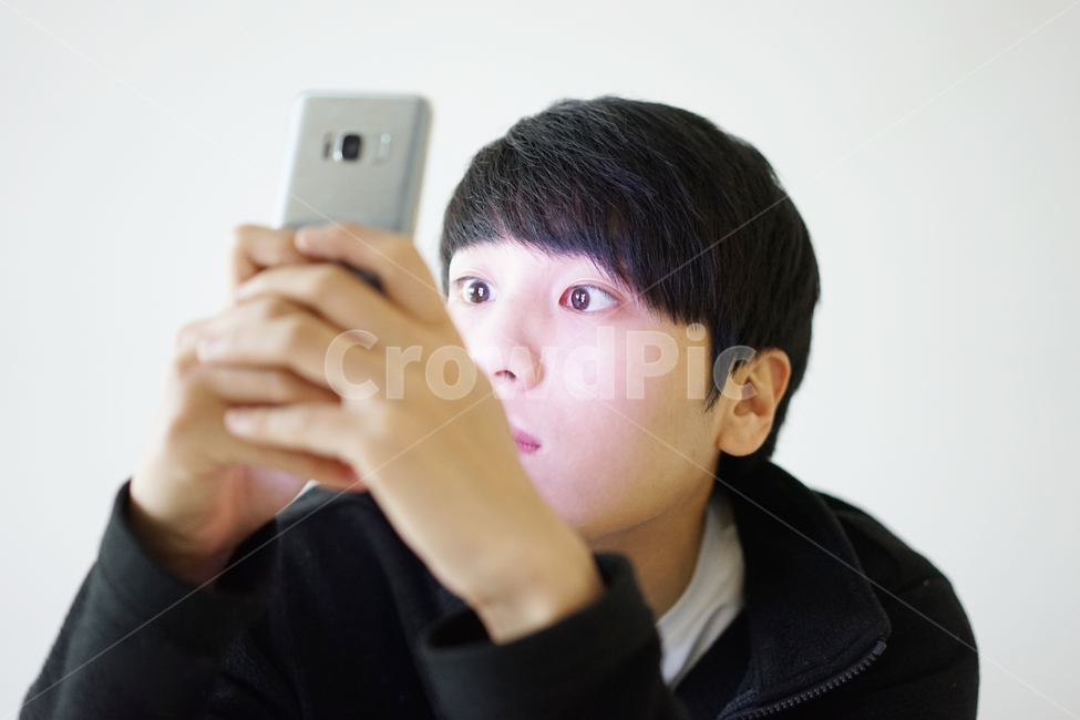 남성,남자,스마트폰,핸드폰,휴대폰,모바일,it,전자기기,전자제품,놀람,사람,인물,인간,human,person,얼굴표정,facial expression,face,남성,남자,man,male,감정표현,기분,feeling,emotion,정보통신기술,전자기기,전자제품,it,information,technology,electronic equipment