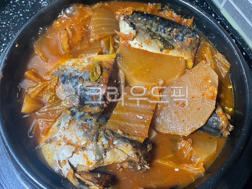 고등어김치무조림,고등어조림,고등어김치조림,고등어무조림,가마솥,뚝배기,생선조림,생선요리,생선,밥도둑,식재료,물고기,조림,한식,한국음식,한국요리,요리,음식,식사,무,묵은지,배추김치,김치,고등어,dish,food,meal,cook,fish,koreanfood