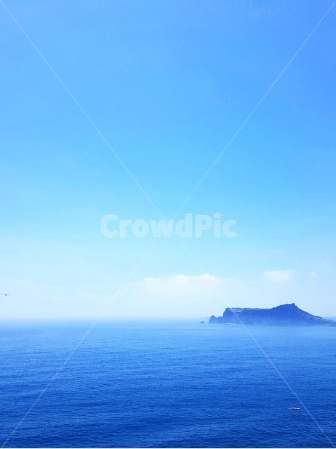 성산일출봉,하늘,비다,수평선,파란색,구름,여백,자연,풍경,nature,landscape,ocean,대양,sea,바다,outdoors,옥외,water,물,land,땅,shoreline,해안선