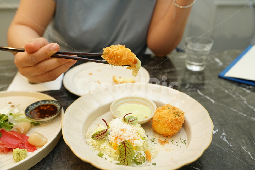 고로케,요리,human,인간,food,식품,person,사람,젓가락,야채,소스,식사,음식,식재료,요리,food,cook,meal,dishes,food reserves