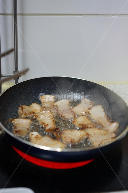 주방,후라이팬,삼겹살,돼지고기,돼지기름,고기,육류,요리,음식,주방,키친,부엌,주방용품,요리도구,kitchen,kitchenware,cookroom,cookingutensil,음식,식재료,요리,food,cook,meal,dishes,food reserves,육류,고기,meat