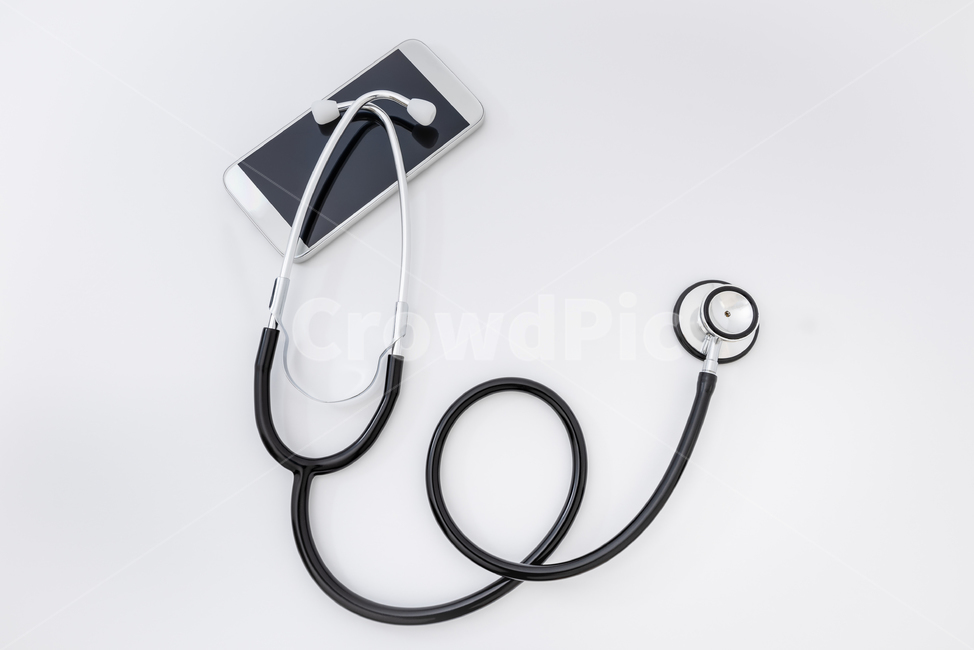 medical,smartphone,stetoscope,information technology,heartbeat,sickness,remote,white,diagnostic,tech,equipment,diagnosis,it,tool,heart,exam,phone,phonendoscope,device,object,care,isolated,instrument,smart,healthcare,Telemedicine,modern,heart disease,exami