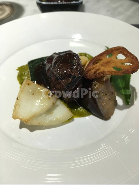 meal,식사,dish,food,요리,음식,스테이크,소,고기,연근,양파,가니쉬,양식