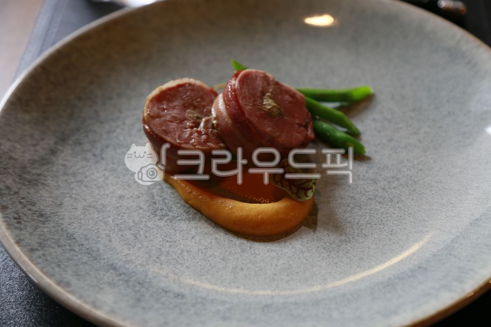 plating,steak,plate,Duck tenderloin,French,cooking,kitchen,Duck Steak,french,dining,duck breast,restaurant,duck meat,cuisine,dinner,Fine Dining,food,French restaurant,meal,bacon,fork,dish,Plating