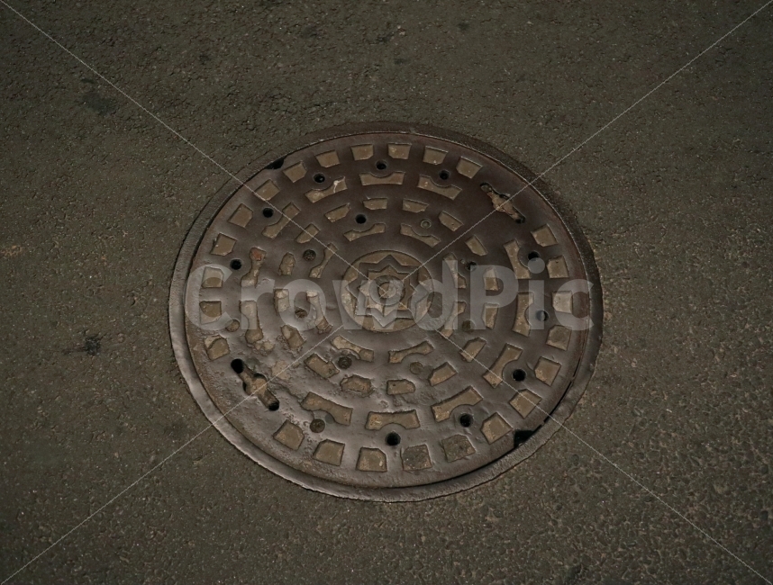 맨홀,맨홀뚜껑,하수구,바닥,길거리,도로,길,골목길,거리,photograph,manhole,밤거리,street,alleyway,뚜껑,골목