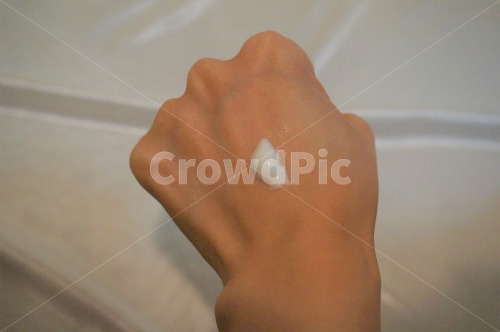 뷰티,손등,화장품,핸드크림,수분크림,손,스킨케어,hand,cream,피부관리,사람,인물,인간,human,person,신체일부,몸,body